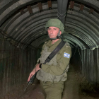 Imagen del contralmirante Daniel Hagari en el túnel descubierto. SARA GÓMEZ