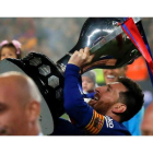 Leo Messi, levanta el trofeo que acredita al Barcelona como campeón de Liga. Los jugadores posan con el trofeo de campeones.