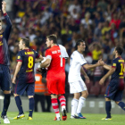 Los jugadores del Barcelona y Madrid tras el partido de ida de la Supercopa de España.