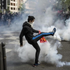 Un manifestante en Lyon en la jornada de protesas contra las propuestas del Gobierno francés.