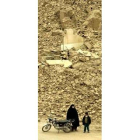 Una mujer iraní y su hijo junto a su moto, en las ruinas de Bam