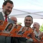 El presidente del PP, Mariano Rajoy, aplaude al público durante su intervención en Orense