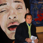 El artista leonés Vicente Soto, delante de una de sus coloristas creaciones