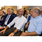 Luis Fuentes, en el centro de la imagen, durante el acto celebrado ayer. FERNANDO OTERO PERANDONES