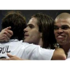 Raúl González (i) es felicitado por sus compañeros Gago y Pepe (d), tras marcar uno de sus dos goles