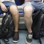 Dos viajeros del metro de Barcelona ocupan tres asientos con su 'despatarre'.
