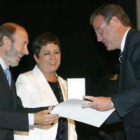 Rubalcaba entrega el premio a Antonio Silván, en presencia de la directora de Instituciones Penitenc