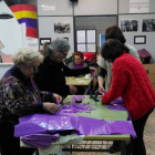 Mandiles para la manifestación y para que los cuelguen las mujeres que no puedan hacer huelga. DL