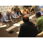 El consejero de Sanidad se reunió ayer en la Diputación con Juan Martínez Majo y varios alcaldes de la zona del sur de León. DL