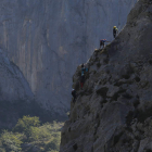 Varios montañeros progresan por la Vía Ferrata, en la vertiente leonesa del parque nacional. JESÚS