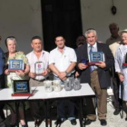 El alcalde, Roberto Álvarez, con los homenajeados y la junta directiva de la asociación.
