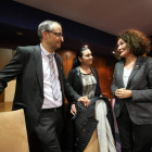 Olegario Ramón y Paula Rodríguez (PSOE), con la alcaldesa, ayer antes del Pleno