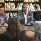 Jose Carlos Carlos Díez, junto a Tino Rodríguez ayer en la biblioteca de Santa Lucía  PLANILLO