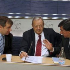 Jordi Xuclá (CiU), José María Benegas (PSOE) y José Antonio Bermúdez (PP) presentan el texto.