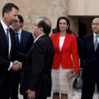 Don Felipe de Borbón saluda al presidente de la Junta de Castilla y León, juan Vicente Herrera.