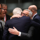 Juncker abraza a Barnier (de espaldas), a su llegada a la cumbre del Consejo Europeo, este domingo en Bruselas.