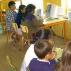 Niños disfrutando de Internet en el colegio del Burgo Ranero