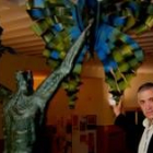 El artista Jesús Gutiérrez Alonso posa junto a la gigantesca escultura «Vuelo de mariposas»