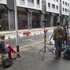 Varios periodistas esperan a las puertas del recinto en el que declaró Nicolas Sarkozy.