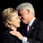 El ex presidente estadounidense Bill Clinton besa a su esposa en una imagen de archivo.