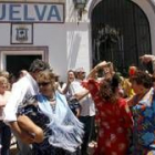 Los rocieros bailan a la espera de la procesión de la Virgen