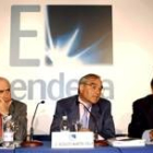 El presidentede Endesa, Rodolfo Martín Villa, en el centro, durante una rueda de prensa