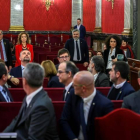 El presidente de la Generalitat, Quim Torra (fondo-2i), saluda a los doce líderes independentistas acusados por el proceso soberanista. En primera línea, Junqueras ni se da la vuelta.