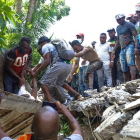 Rescate de víctimas ayer en Haití, tras el terremoto. RALPH TEDY EROL