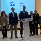 Los concejales del PP en el Ayuntamiento de León, con David Fernández en el centro. DL