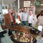 Tino Rodríguez, junto a otros cargos del PSOE, en el Museo de la Pesca.