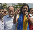 La diputada opositora María Corina Machado, junto a diputados peruanos, en una protesta contra el Gobierno chavista, este miércoles en Caracas.