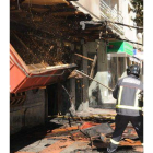 Un bombero tira la marquesina del local de alterne antes de que se derrumbe.