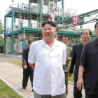 El dirigente norcoreano, Kim Jong-un (izquierda), durante una visita a una planta química en su país.
