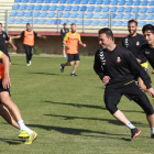 La plantilla de la Cultural durante el último entrenamiento de la temporada desarrollado en el Área de Puente Castro