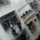 Rescatada una niña en China que se había quedado colgada de un balcón.