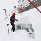 Un vecino abre un pasillo de nieve para permitir el acceso al bar en San Isidro.