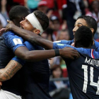 Los jugadores franceses celebran la victoria en el primera partido del Mundial de Rusia 2018