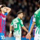 Abdessamad Ezzalzouli se lamenta tras el gol del centrocampista del Betis Juanmi durante el partido de Liga en el Camp Nou. ALBERTO ESTÉVEZ