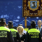 Fotografía facilitada por el Ayuntamiento de Madrid de su alcaldesa Manuela Carmena junto al secretario de Estado de Seguridad Francisco Martinez.