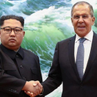 El mandatario norcoreano Kim Jong-un y el ministro de Exteriores ruso Sergéi Lavrov se estrechan la mano durante una reunión en Pionyang este jueves.