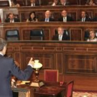 Rodríguez Zapatero se dirige en el Congreso hacia los escaños donde se sientan los populares