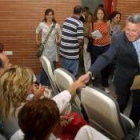 Alfonso Rodríguez saludando a los miembros de la Junta de Personal del hospital