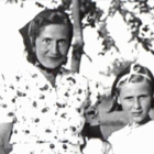 La escritora Angelika Schrobsdorff, de niña, con su madre, cuya historia cuenta en 'Tú no eres como otras madres'.