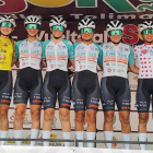 Carolina Vargas junto a sus compañeras con el maillot de vencedora de la Vuelta al Sur. ENEICAT CM TEAM