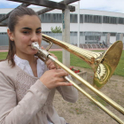 Amanda con su trombón ayer ante el conservatorio de Ponferrada, a punto de entrar a clase.