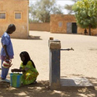 Poblado en Mauritania donde Unicef lleva a cabo tareas de higiene, saneamiento y agua potable. En la imagen, dos alumnos se lavan las manos en el grifo del patio de la escuela.