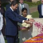 Zapatero hace una ofrenda con pétalos de flor sobre el mausoleo de Gandhi en Nueva Delhi