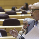 El ministro de Hacienda, Cristóbal Montoro, ayer en el Senado.