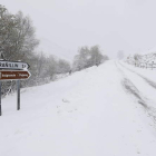 Estado del puerto de Pajares ayer por la mañana, cuando la nieve tapaba prácticamente la carretera. MARCIANO PÉREZ