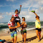Iballa Ruano, alzada a hombros en Hawái como campeona de la Copa del Mundo por sus amigos (entre ellas su hermana Daida, subcampeona).